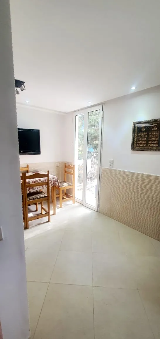 Appartement au rez-de-chaussée à louer à la journée à M'diq – 2 chambres Appartement au rez-de-chaussée à louer à la journée à M'diq – 2 chambres
