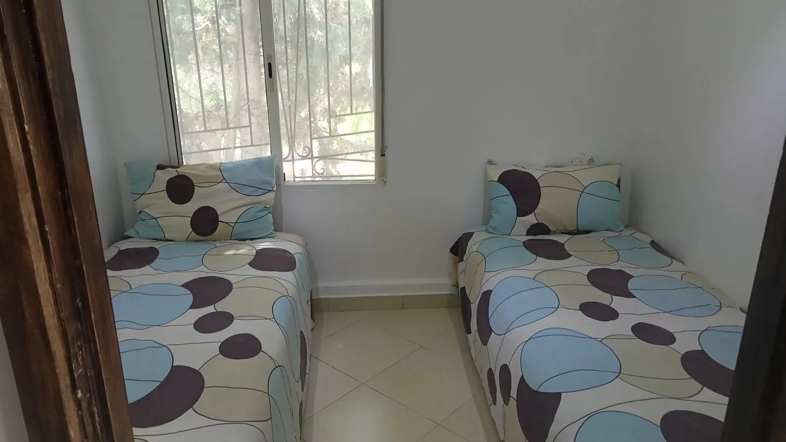 Appartement au rez-de-chaussée à louer à la journée à M'diq – 2 chambres Appartement au rez-de-chaussée à louer à la journée à M'diq – 2 chambres