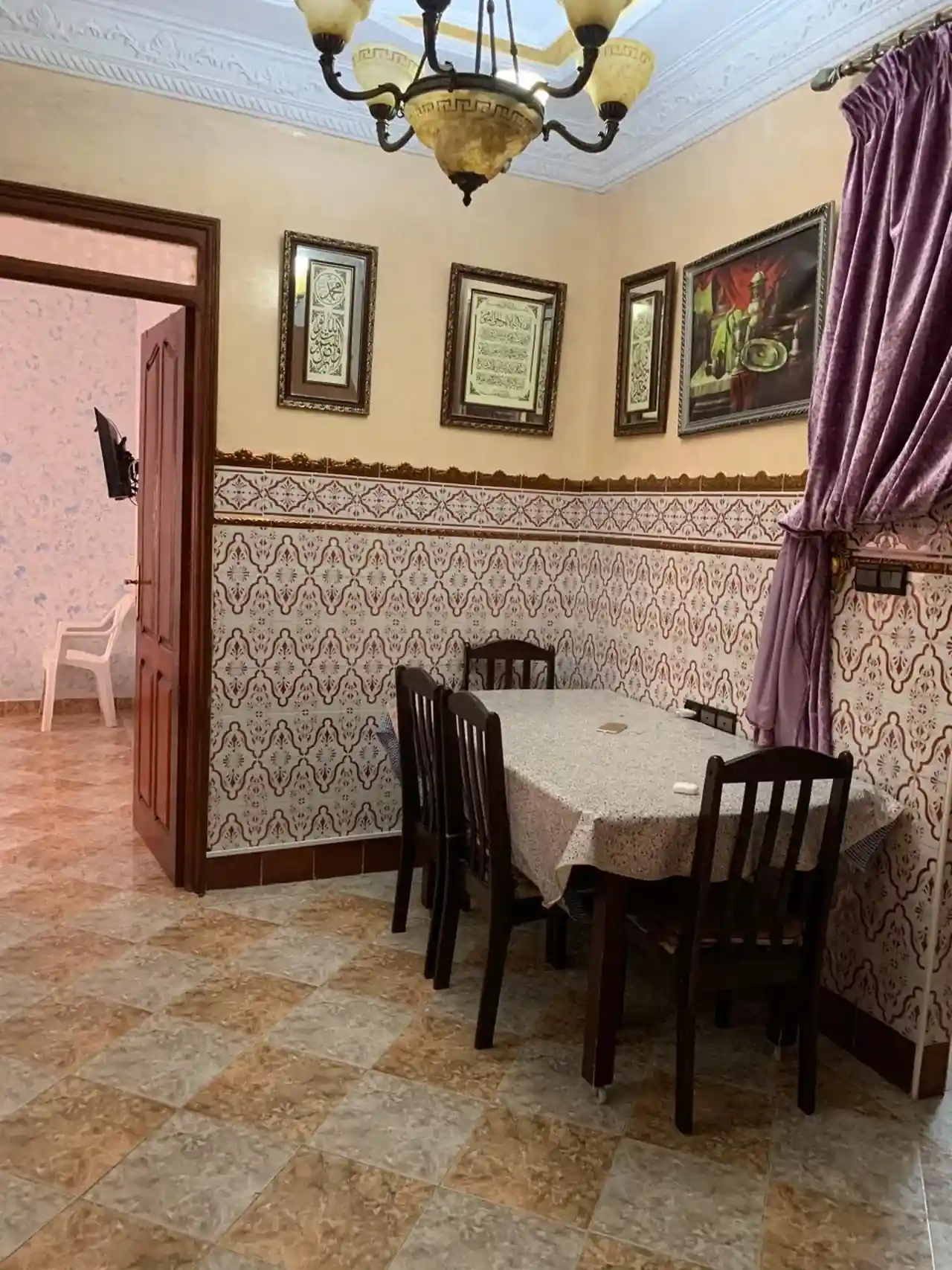 Appartement à louer à la journée au premier étage, composé de 2 chambres 