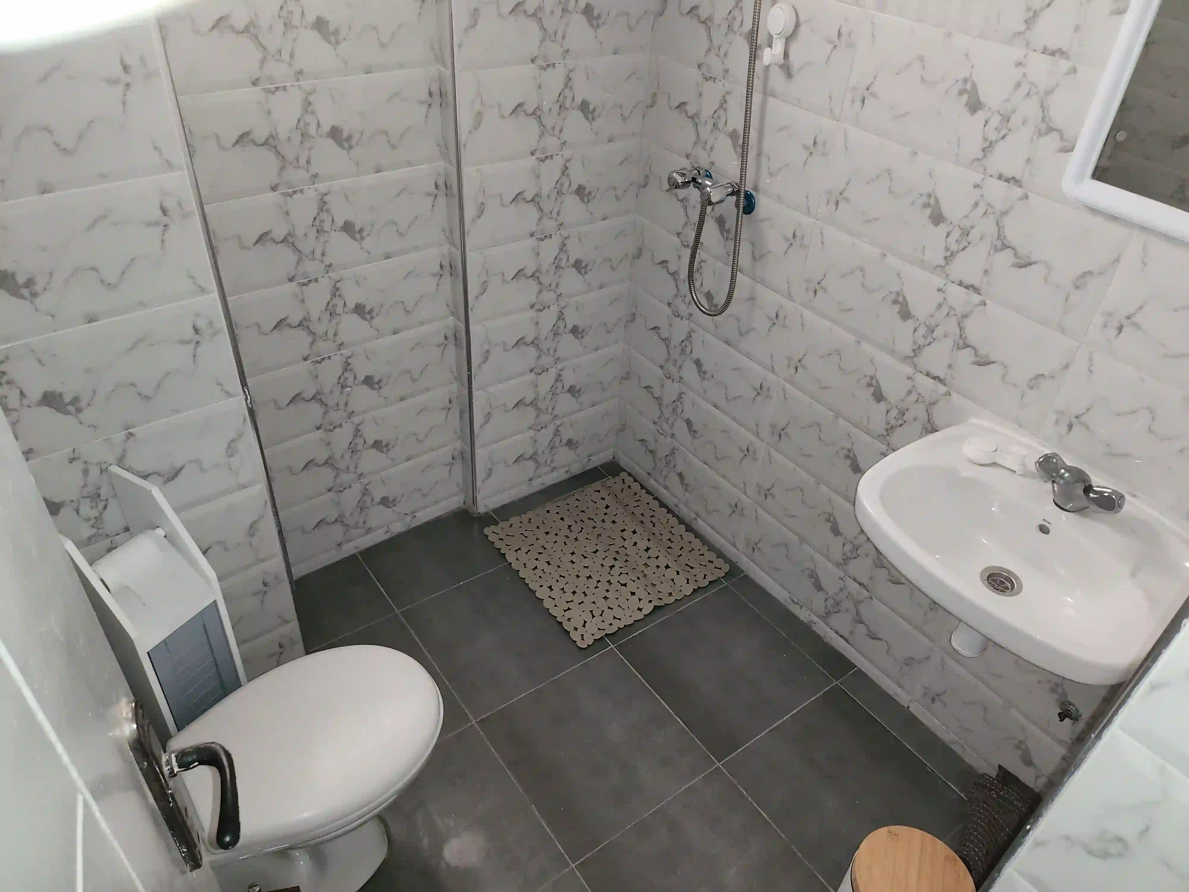 Appartement à louer au rez-de-chaussée à Agadir, dans une résidence sécurisée.