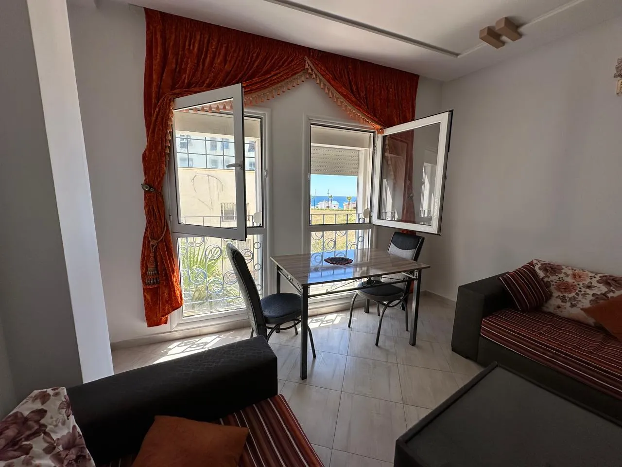 Appartement à louer au premier étage, avec 2 chambres et un salon.