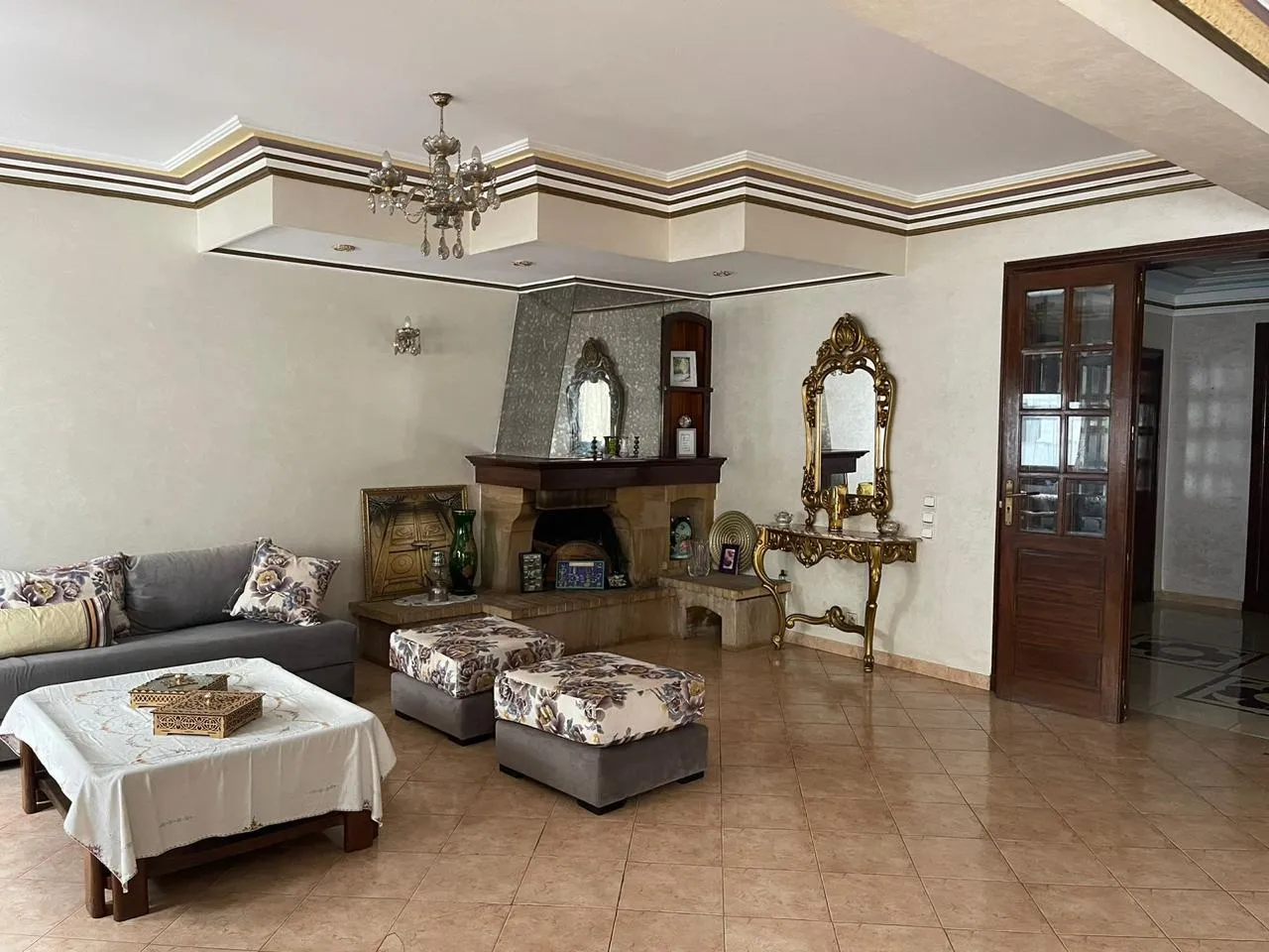 Duplex à vendre dans un quartier prestigieux, d’une superficie de 440 m². 