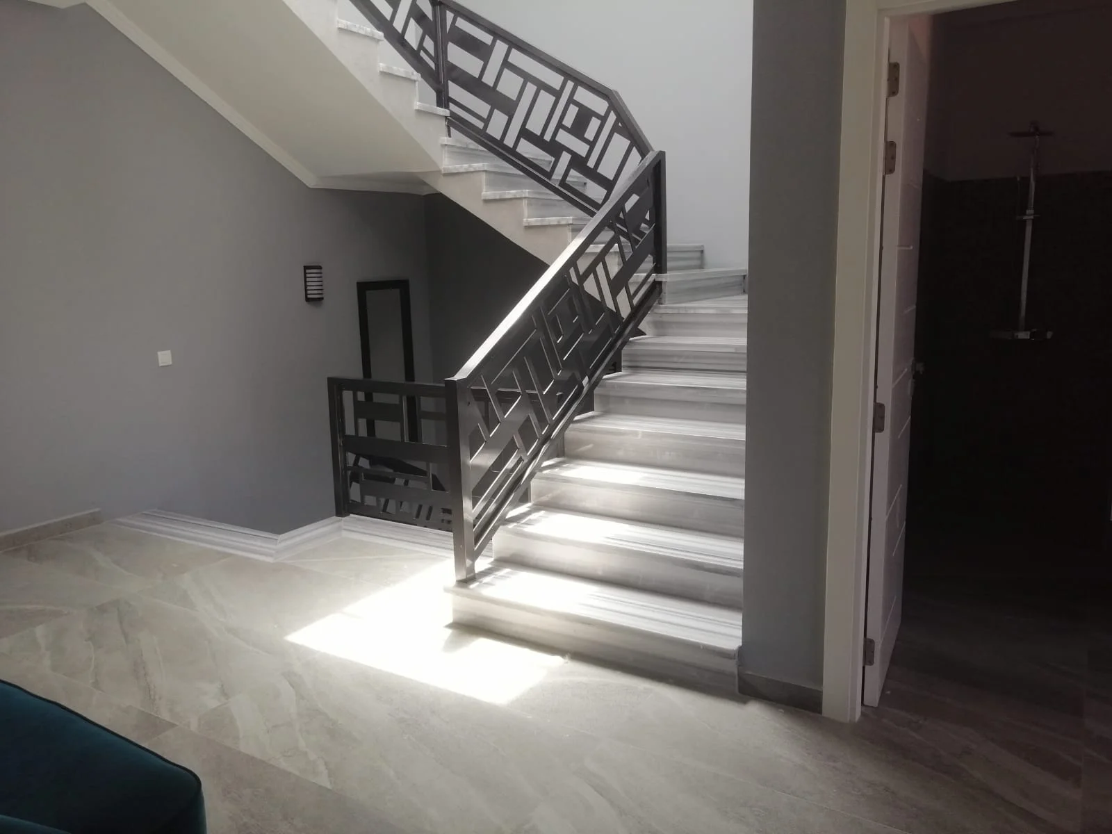 Villa Haut Standing à Vendre à M'diq Ville 4 chambres, deux salon et une terrass