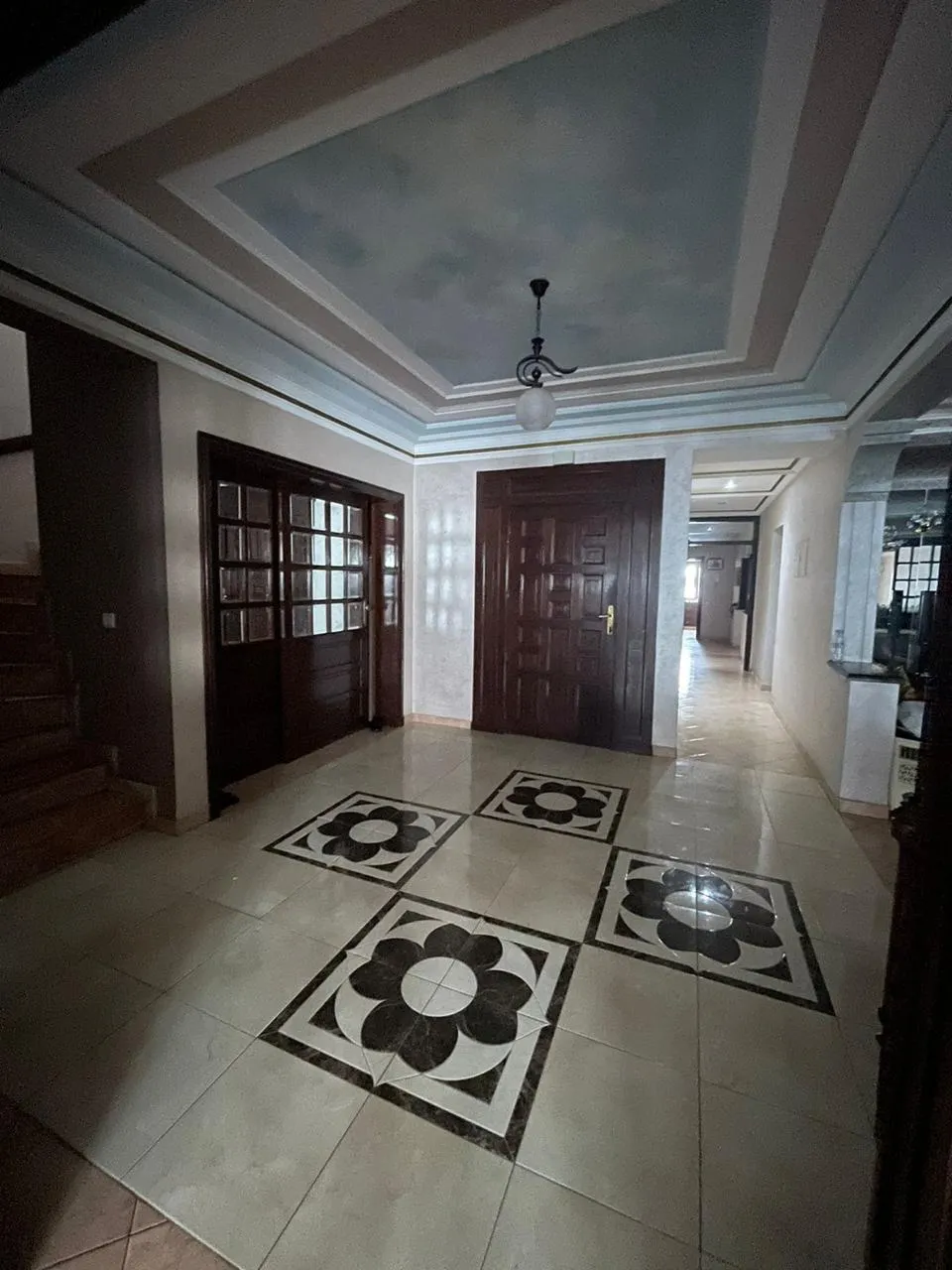 Duplex à vendre dans un quartier prestigieux, d’une superficie de 440 m². 