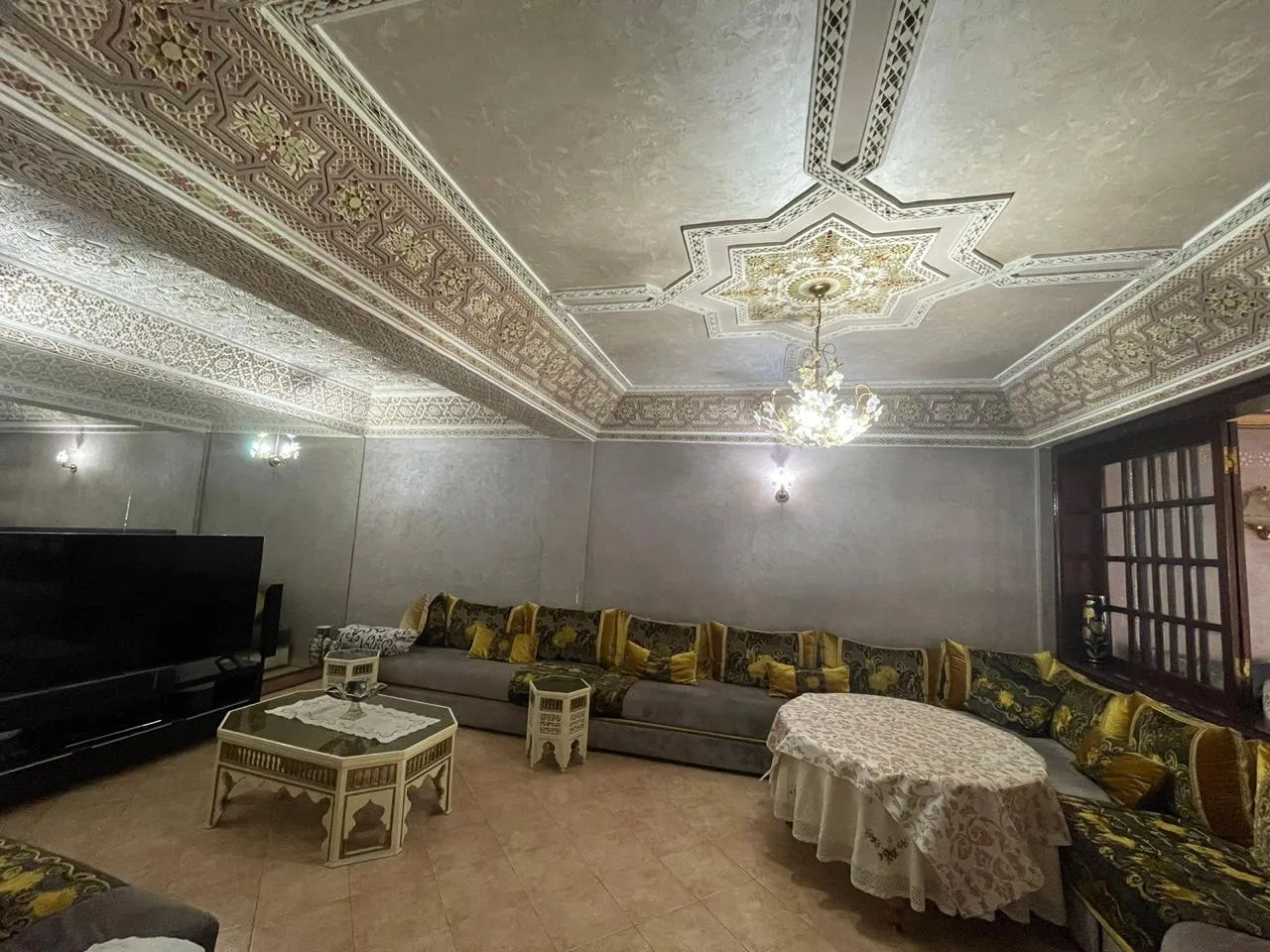Duplex à vendre dans un quartier prestigieux, d’une superficie de 440 m². 