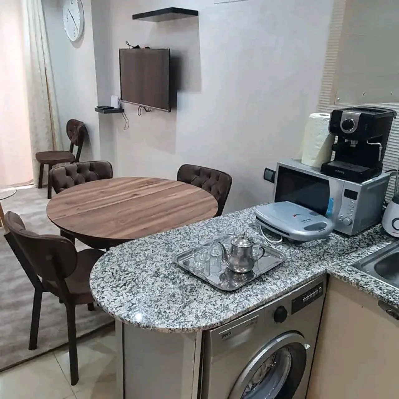 Appartement élégant à louer à la journée dans le quartier Al Huda à Agadir.