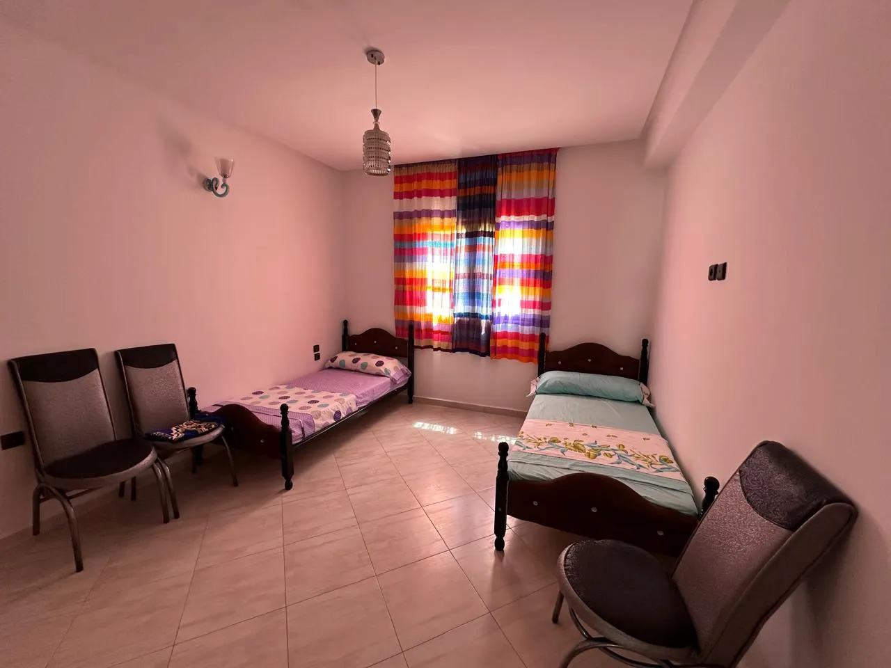 Appartement à louer au premier étage, avec 2 chambres et un salon.