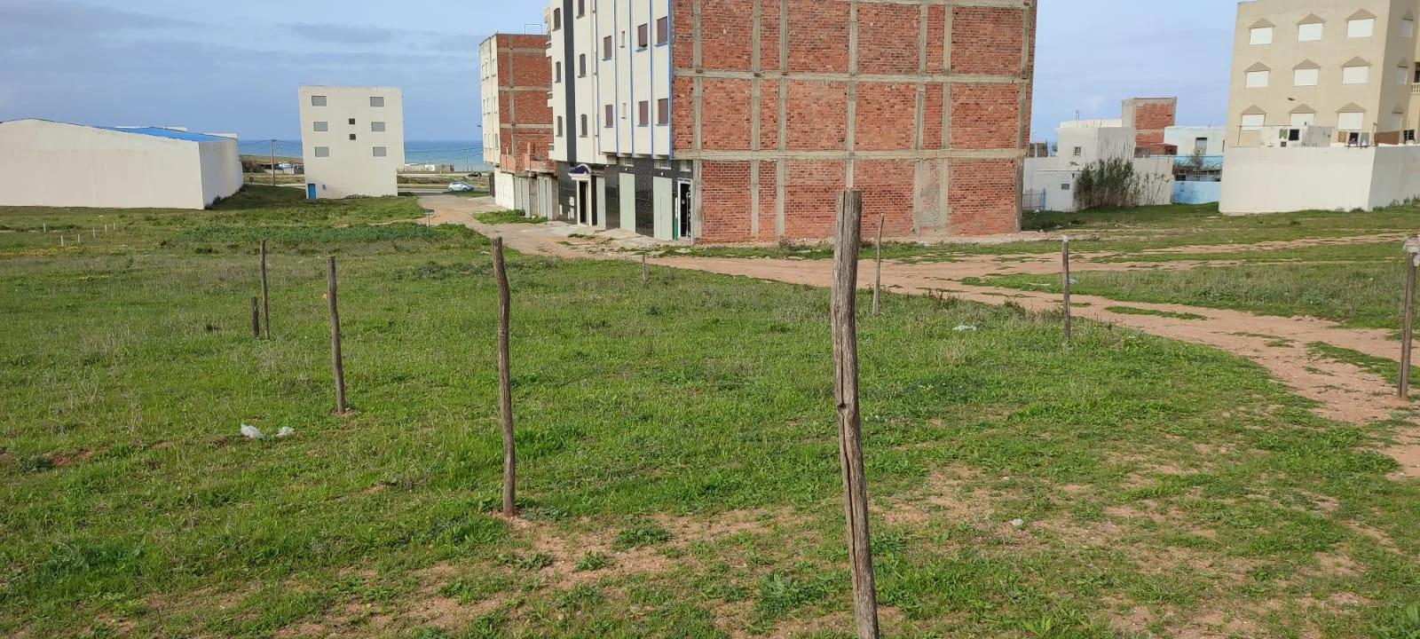 Terrain à vendre à Azla, portefeuille, 76 mètres , équipé d'eau et d'électricité