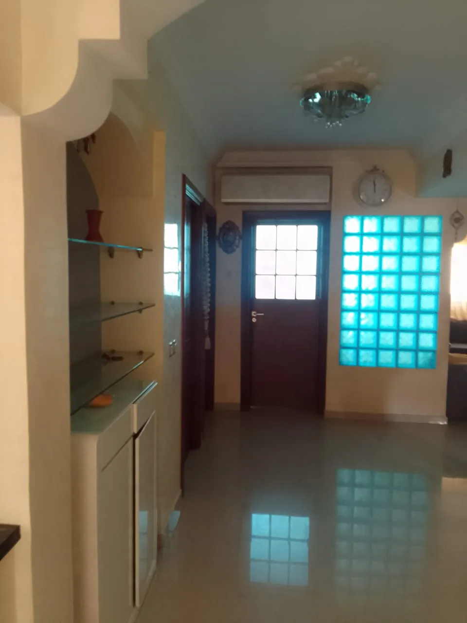 Appartement moderne à louer à Agadir, situé au premier étage avec 4 façades.