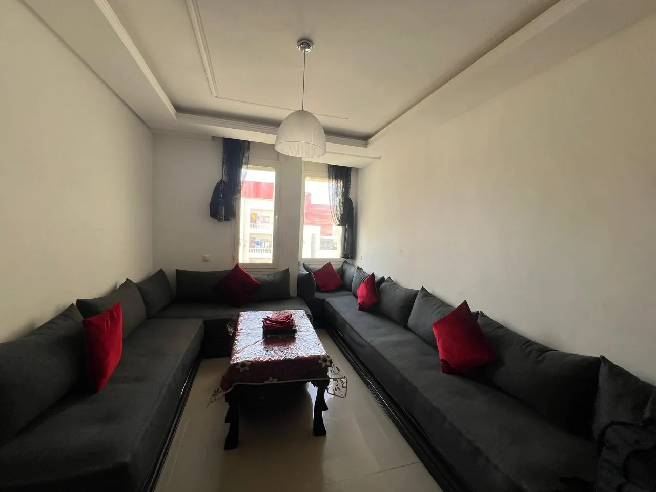 Appartement à vendre au 3ᵉ étage, composé de 2 chambres et d’un salon, titré.