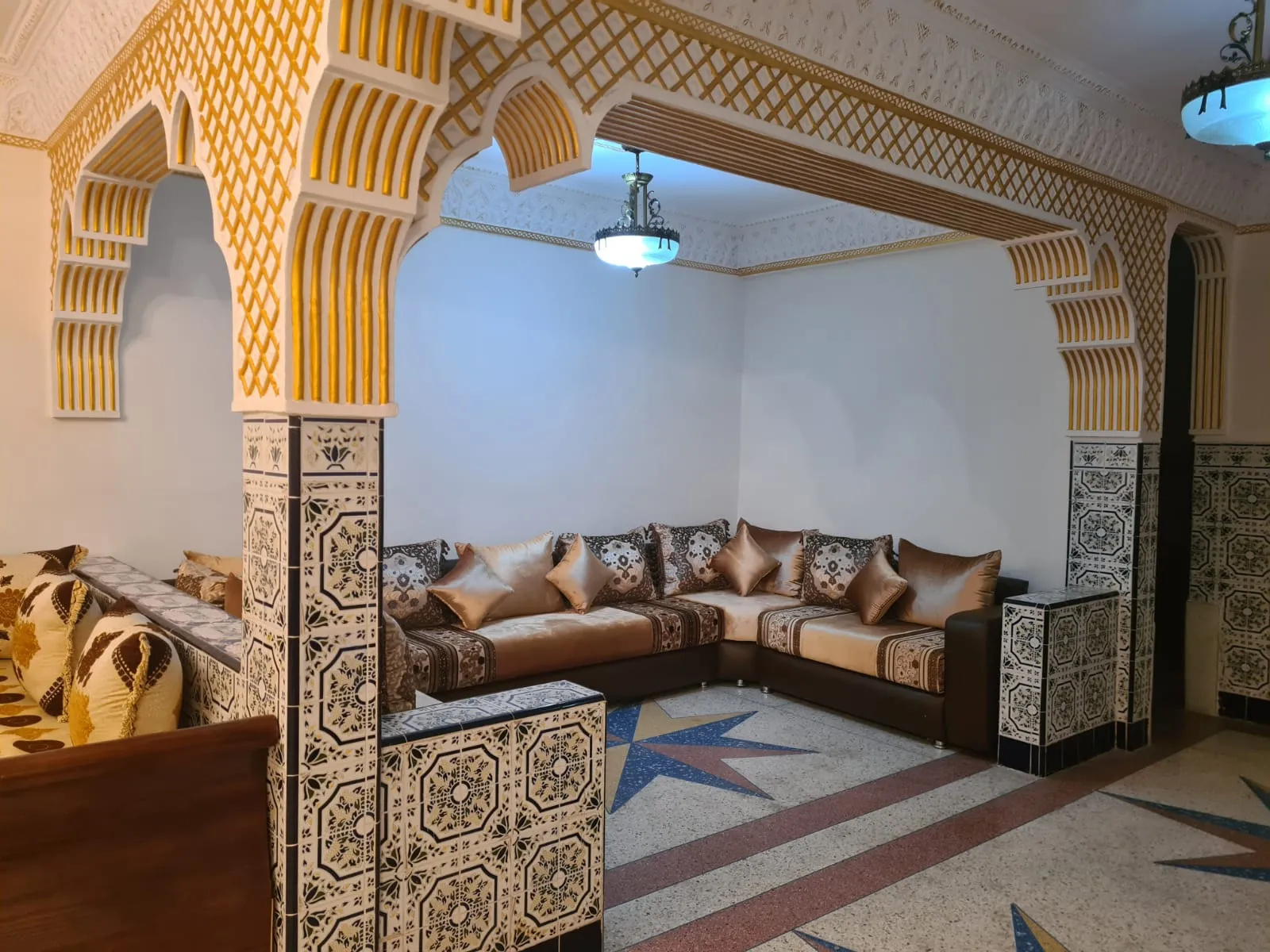 Maison indépendante à vendre à Tanger, 2 étages, garage et titre légal