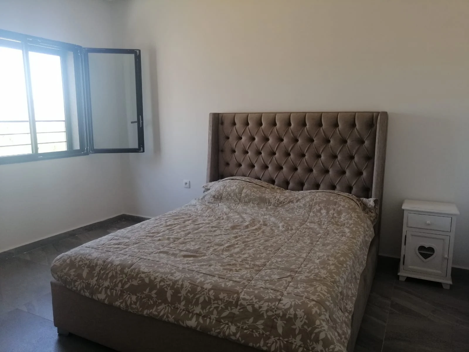 Villa Haut Standing à Vendre à M'diq Ville 4 chambres, deux salon et une terrass