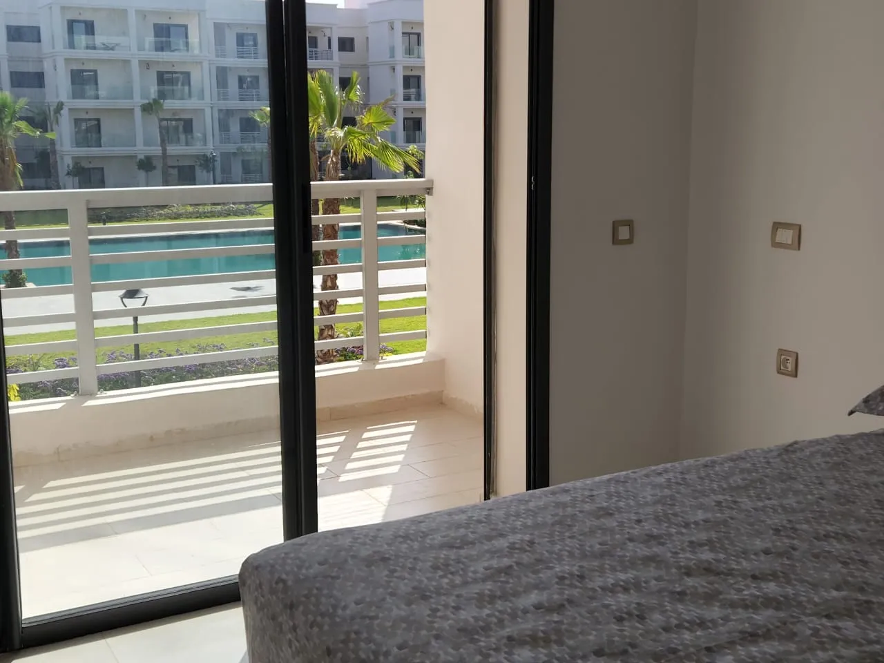 Résidence de standing à Bouznika : Superbe T3 avec piscine, ascenseur et parking