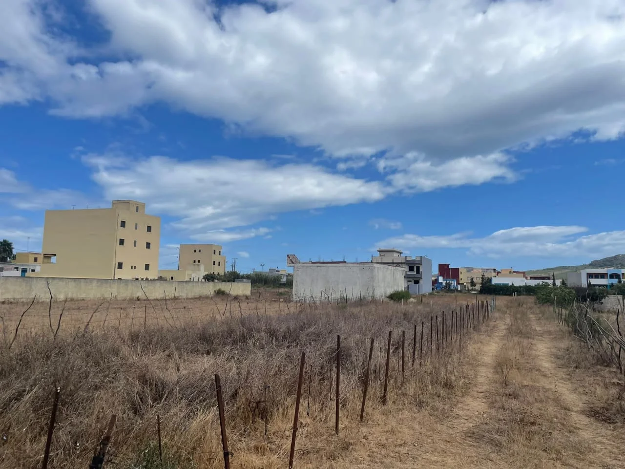 Grand terrain à vendre dans la ville de Fnideq équipé en eau et électricité ، 30