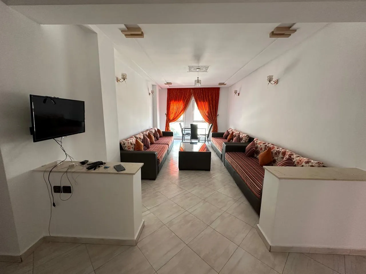Appartement à louer au premier étage, avec 2 chambres et un salon.