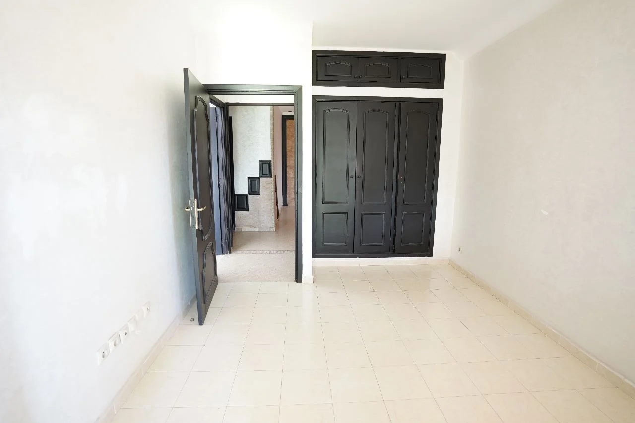 bel appartement à vendre à tanger 1èr étage ، 336 mètres 5 chambres 2 salon 