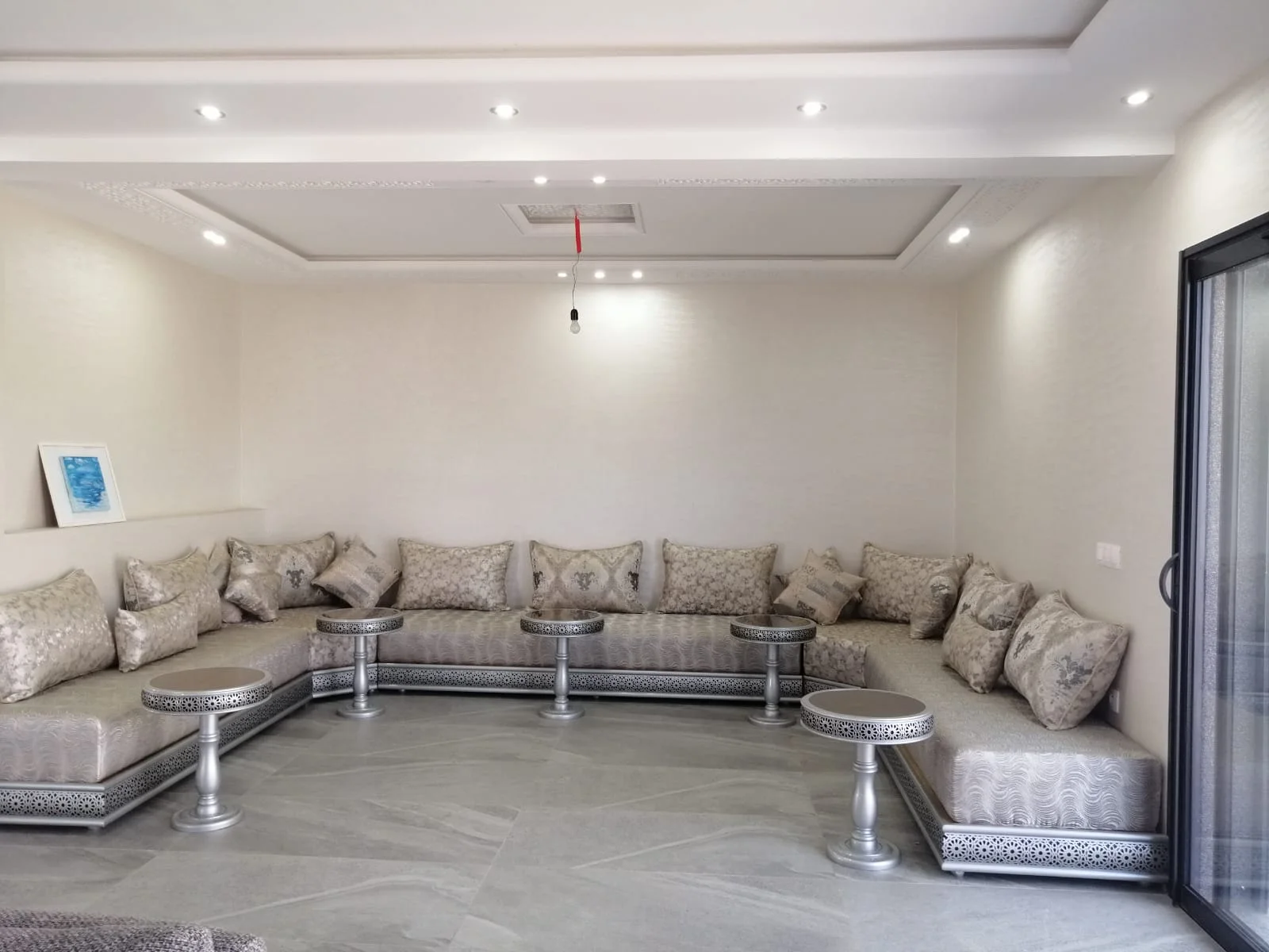 Villa Haut Standing à Vendre à M'diq Ville 4 chambres, deux salon et une terrass