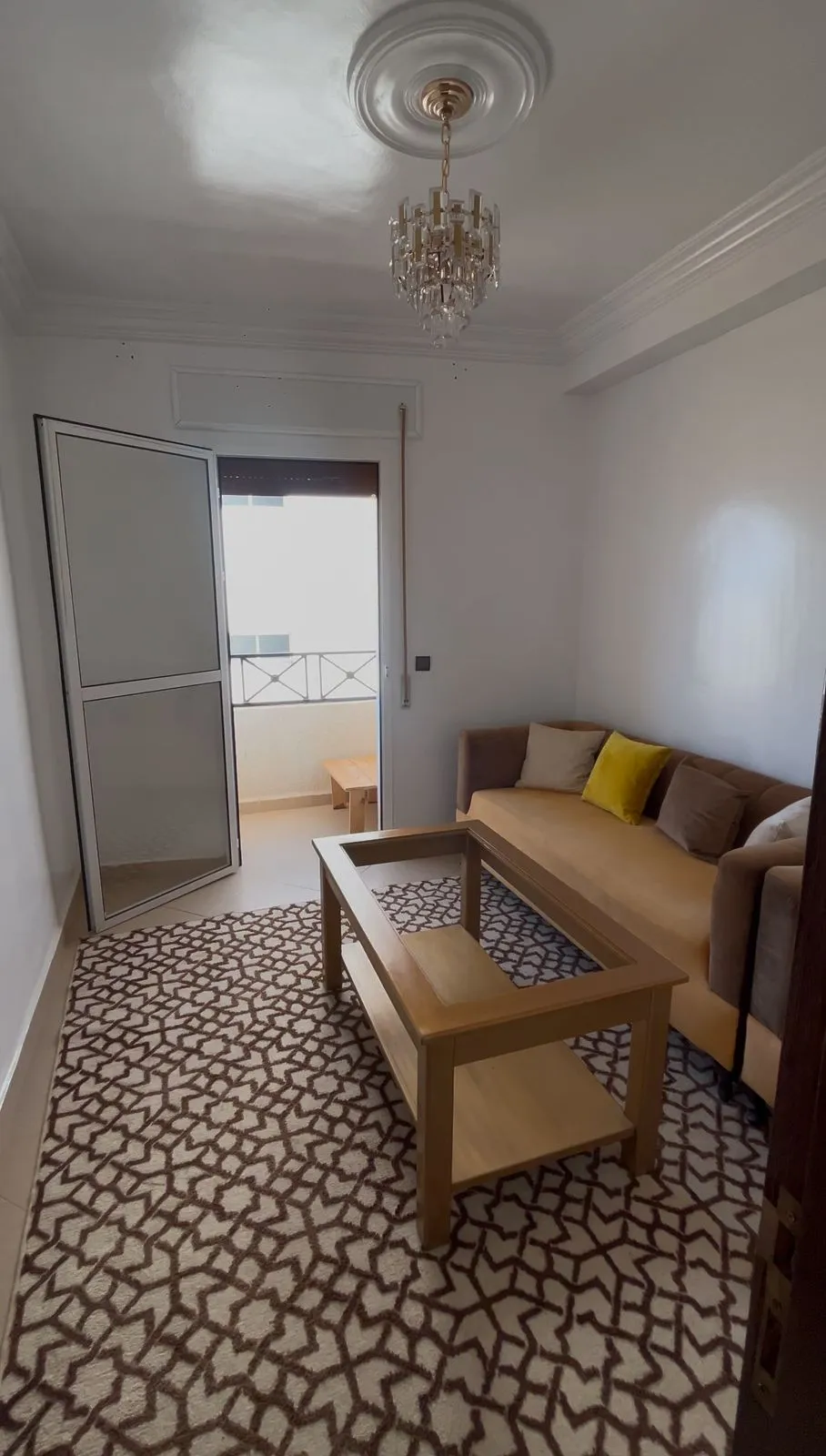 Appartement à louer à la journée à Fnideq avec 2 chambres et un salon au 3 étage