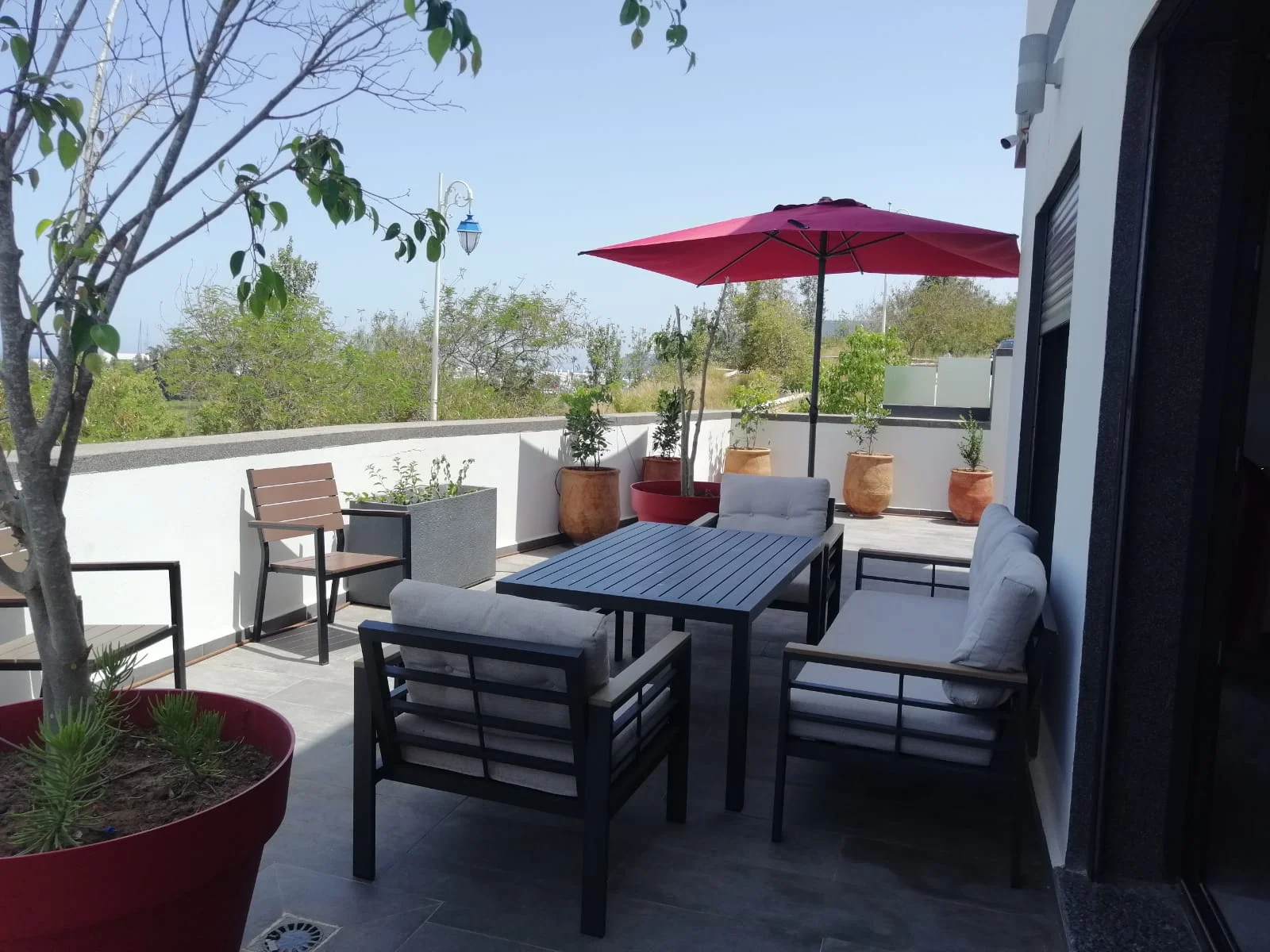 Villa Haut Standing à Vendre à M'diq Ville 4 chambres, deux salon et une terrass