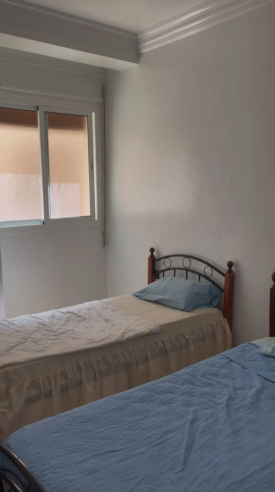 Appartement à louer à la journée à Fnideq avec 2 chambres et un salon au 3 étage