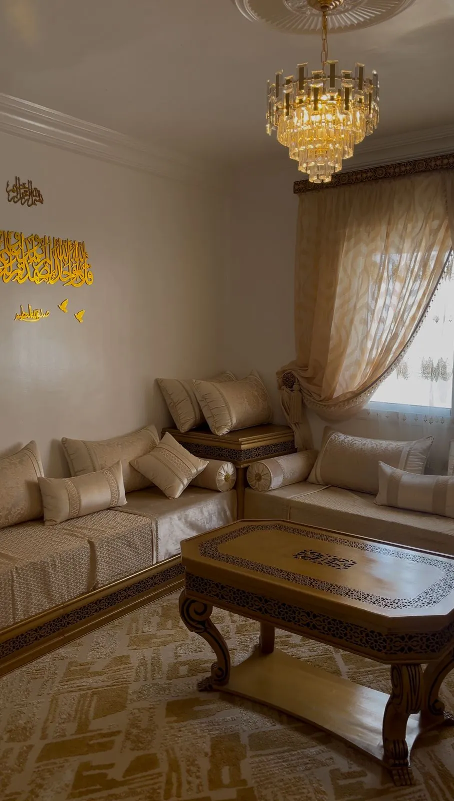 Appartement à louer à la journée à Fnideq avec 2 chambres et un salon au 3 étage