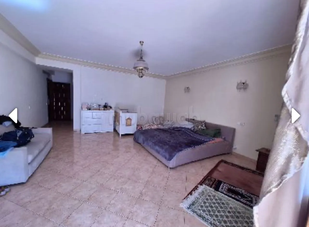 Duplex à vendre dans un quartier prestigieux, d’une superficie de 440 m². 