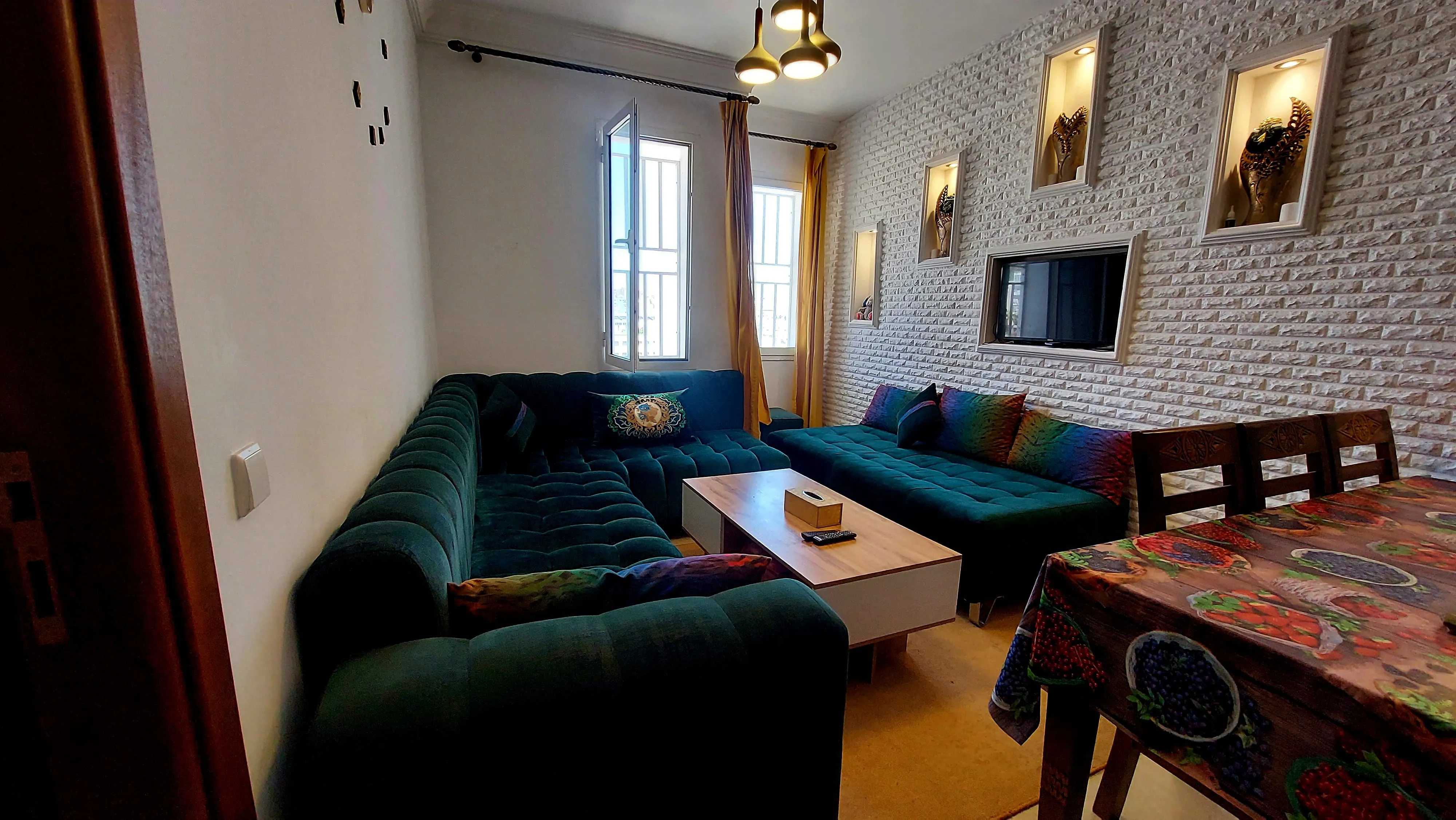 Bel appartement à louer à Fnideq, situé au troisième étage d'une résidence calme
