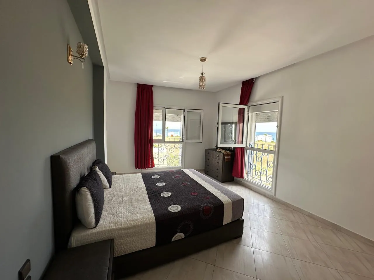 Appartement à louer au premier étage, avec 2 chambres et un salon.