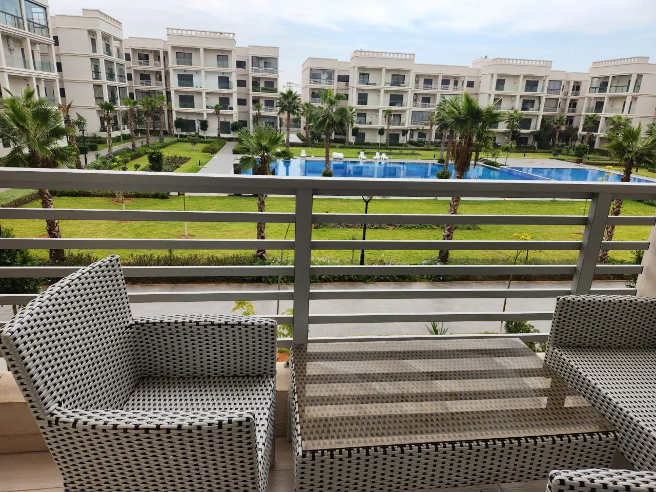 Résidence de standing à Bouznika : Superbe T3 avec piscine, ascenseur et parking