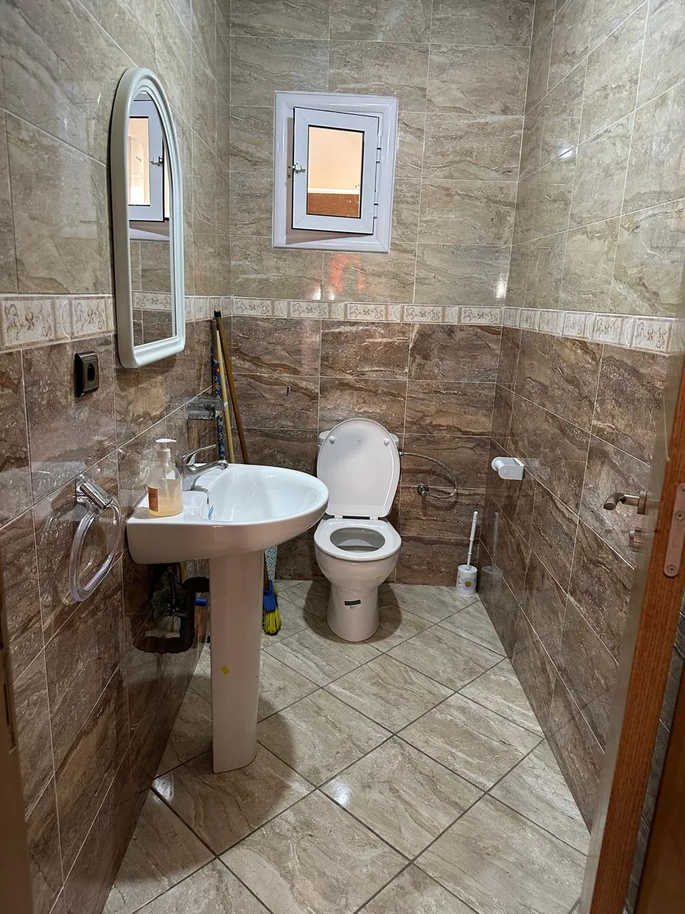 Appartement à louer au premier étage, avec 2 chambres et un salon.
