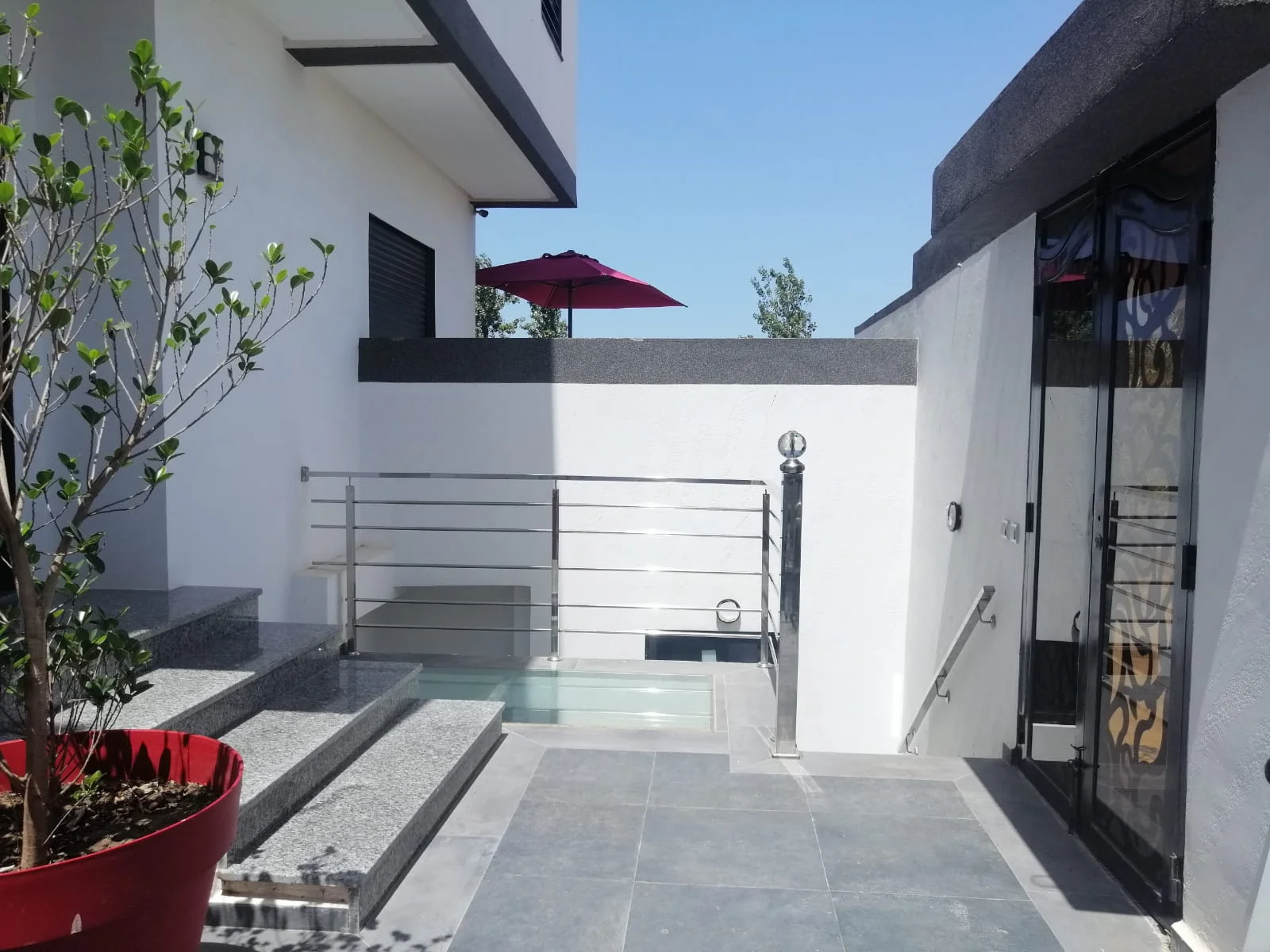 Villa Haut Standing à Vendre à M'diq Ville 4 chambres, deux salon et une terrass