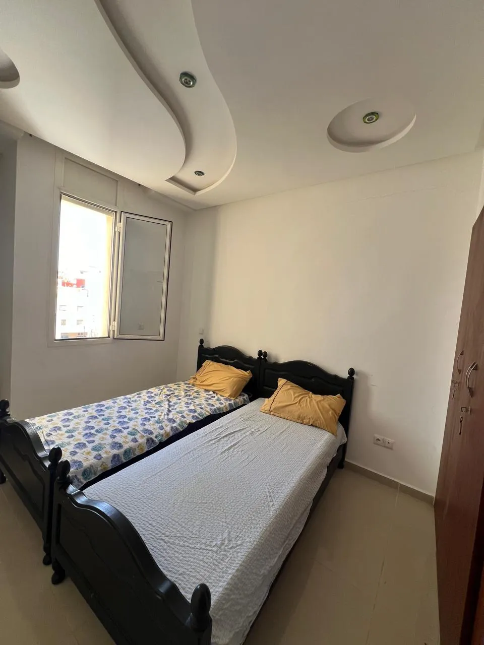Appartement à vendre au 3ᵉ étage, composé de 2 chambres et d’un salon, titré.