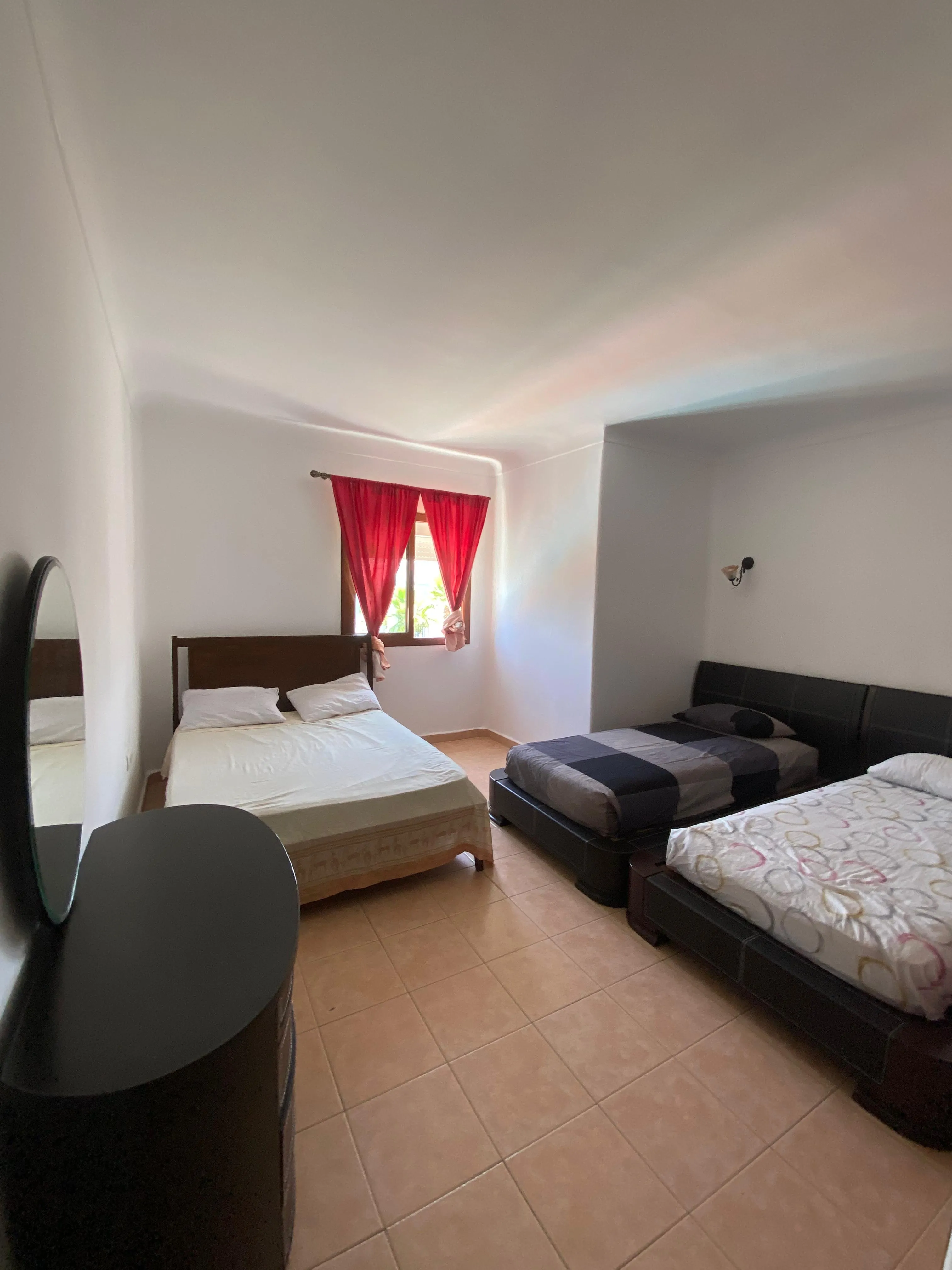 Appartement à louer à M'diq, 2e étage, deux  chambres, piscine et balcon