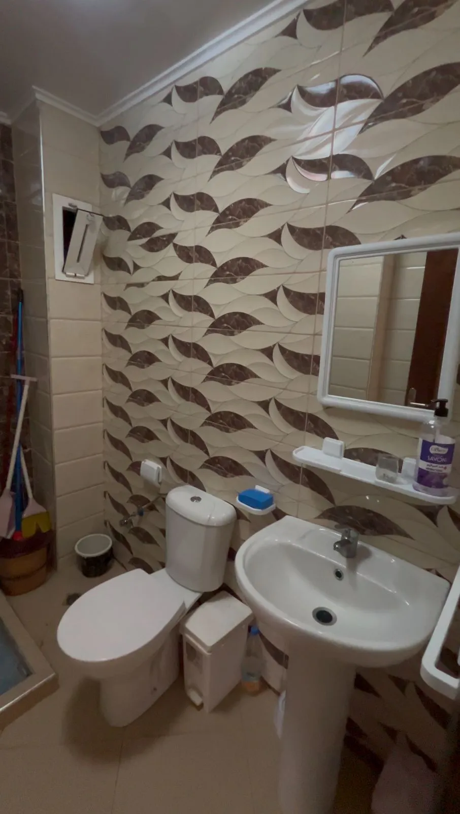 Appartement à louer à la journée à Fnideq avec 2 chambres et un salon au 3 étage