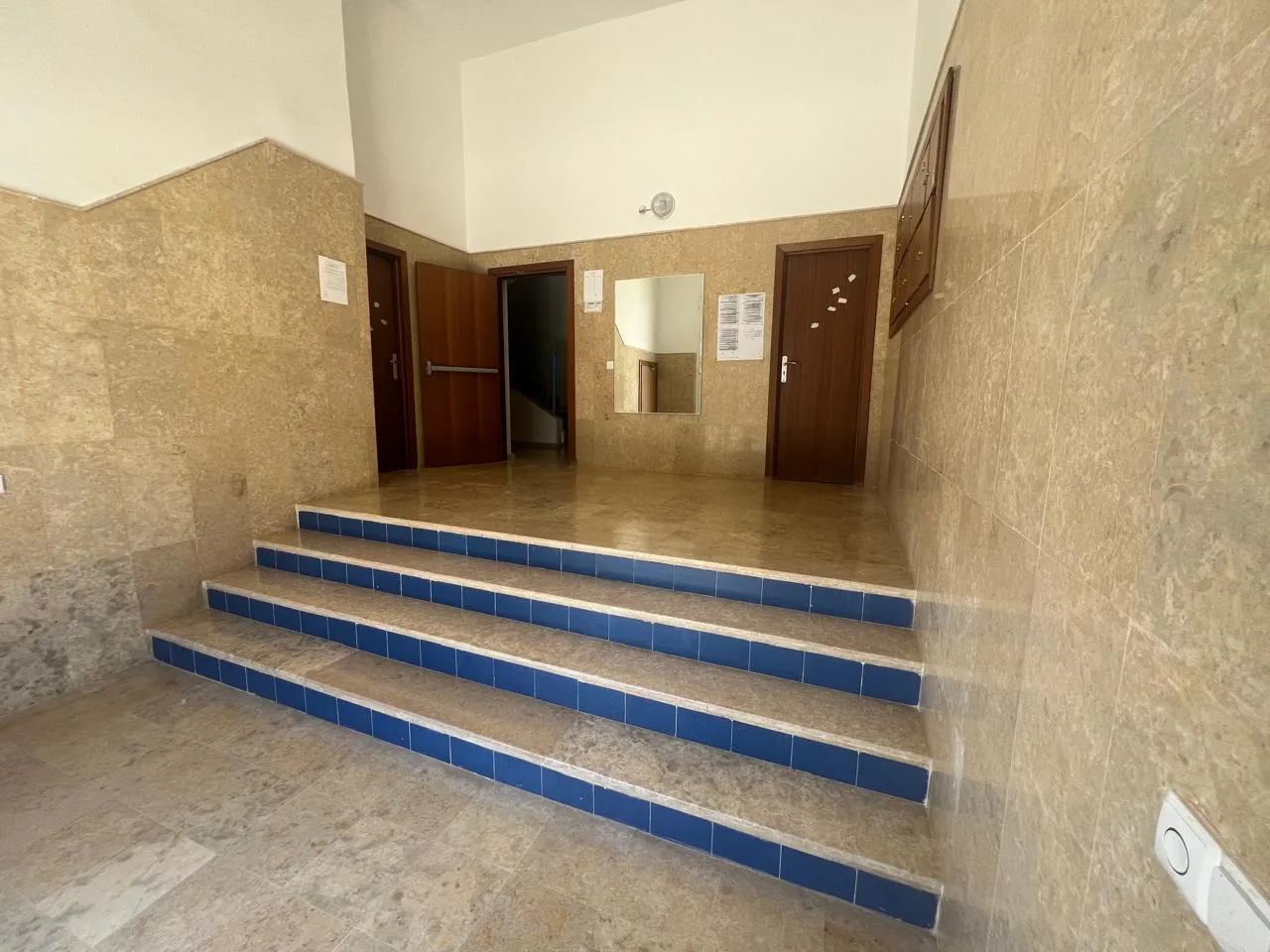 Appartement à vendre au 3ᵉ étage, composé de 2 chambres et d’un salon, titré.