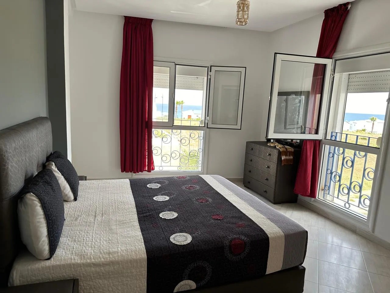 Appartement à louer au premier étage, avec 2 chambres et un salon.