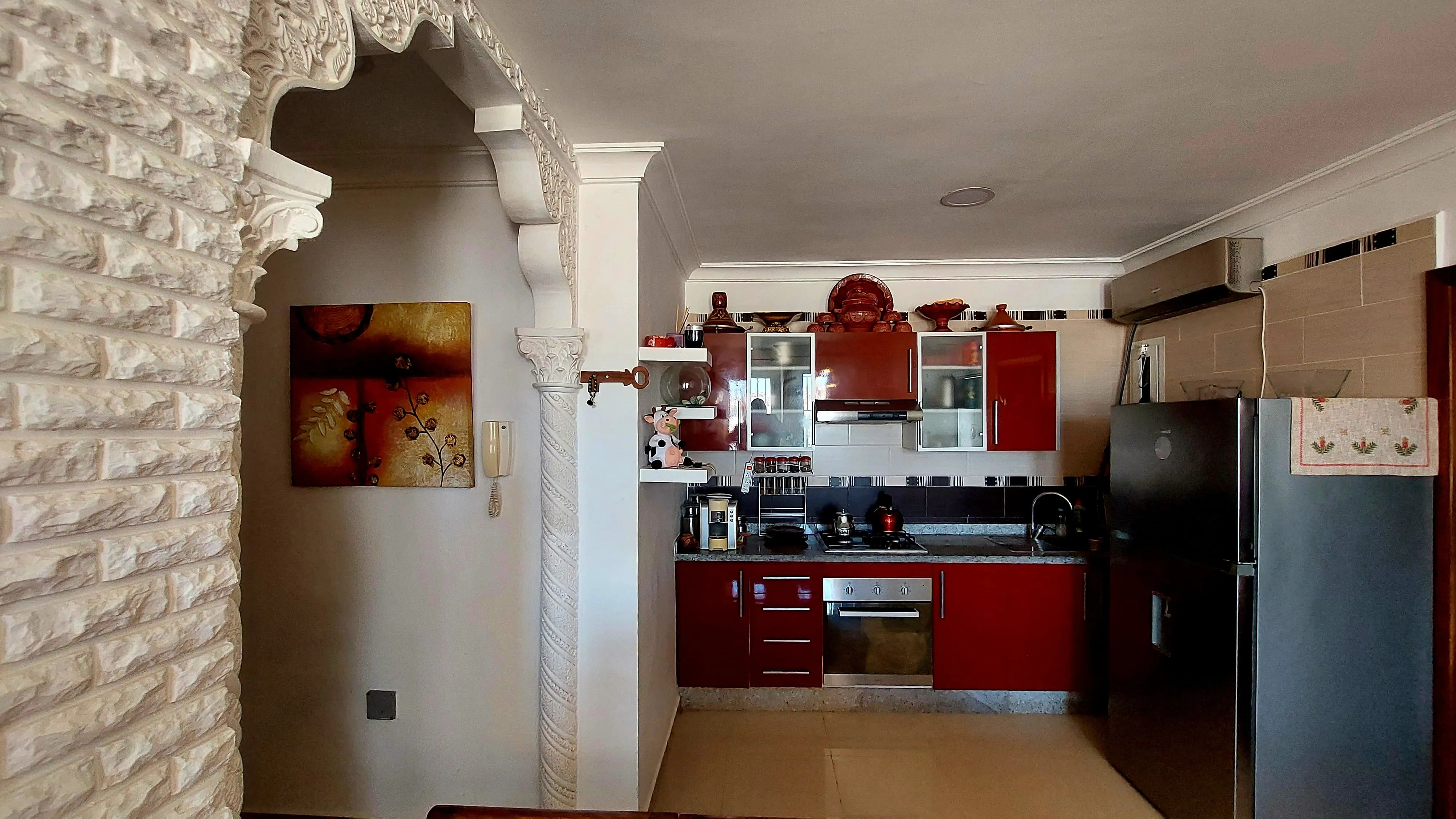 Bel appartement à louer à Fnideq, situé au troisième étage d'une résidence calme