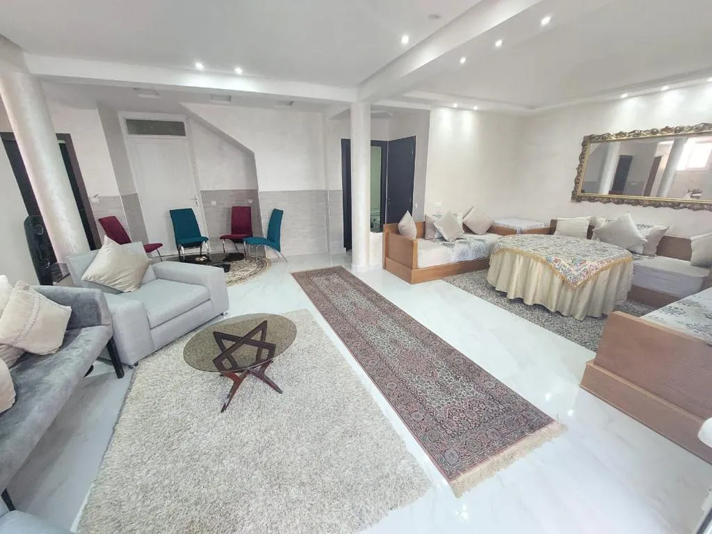 Appartement à Louer à M'diq  RDC, Résidence Calme, 2 Chambres, Wi-Fi & Parking