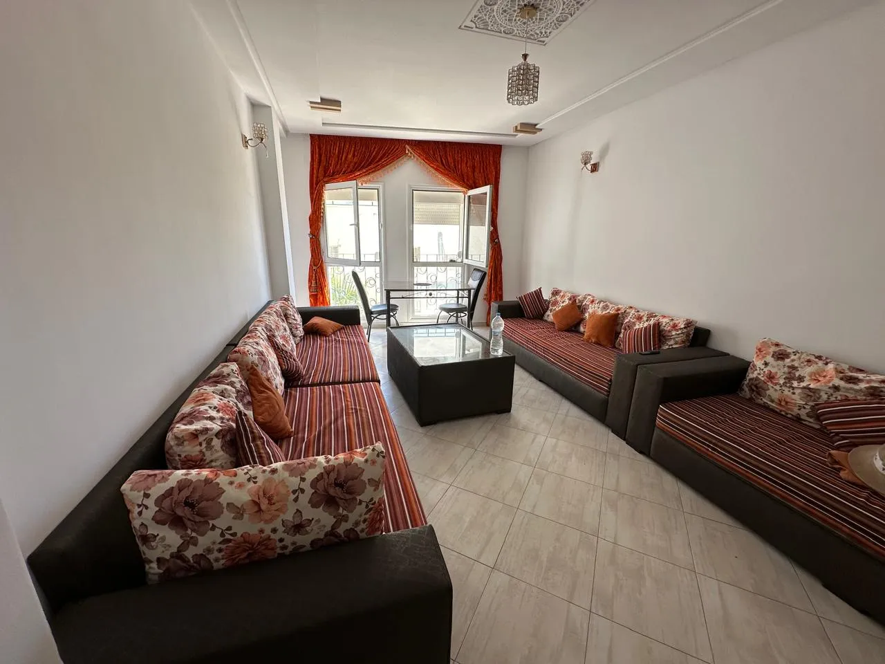 Appartement à louer au premier étage, avec 2 chambres et un salon.