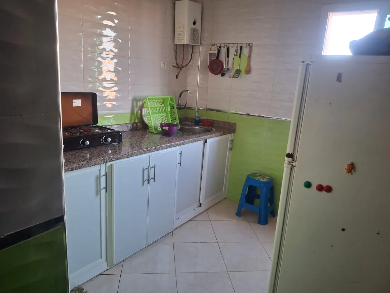 Appartement à vendre à Oued El Lou, 85 m², deux façades, situé au 3ᵉ étage.