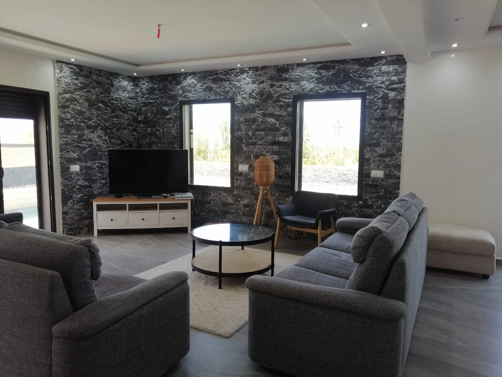 Villa Haut Standing à Vendre à M'diq Ville 4 chambres, deux salon et une terrass