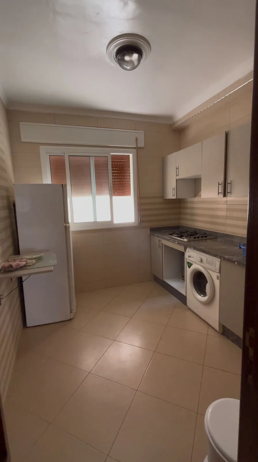 Appartement à louer à la journée à Fnideq avec 2 chambres et un salon au 3 étage
