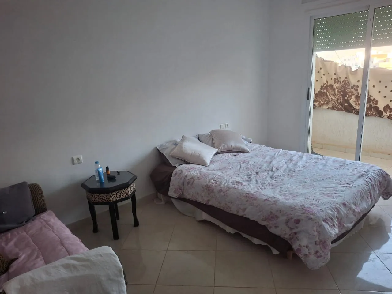 Appartement à vendre à Oued El Lou, 85 m², deux façades, situé au 3ᵉ étage.