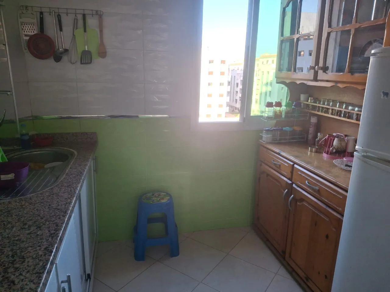 Appartement à vendre à Oued El Lou, 85 m², deux façades, situé au 3ᵉ étage.