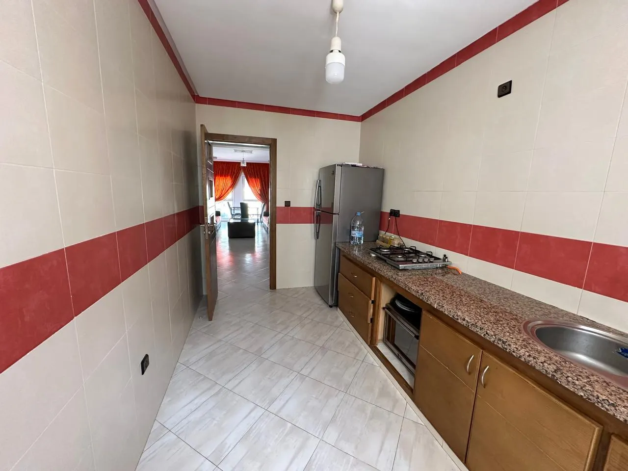 Appartement à louer au premier étage, avec 2 chambres et un salon.