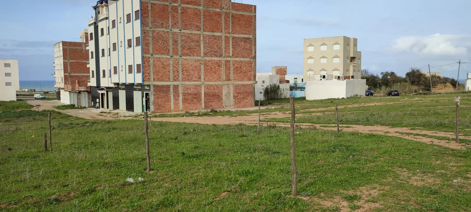 Terrain à vendre à Azla, portefeuille, 76 mètres , équipé d'eau et d'électricité