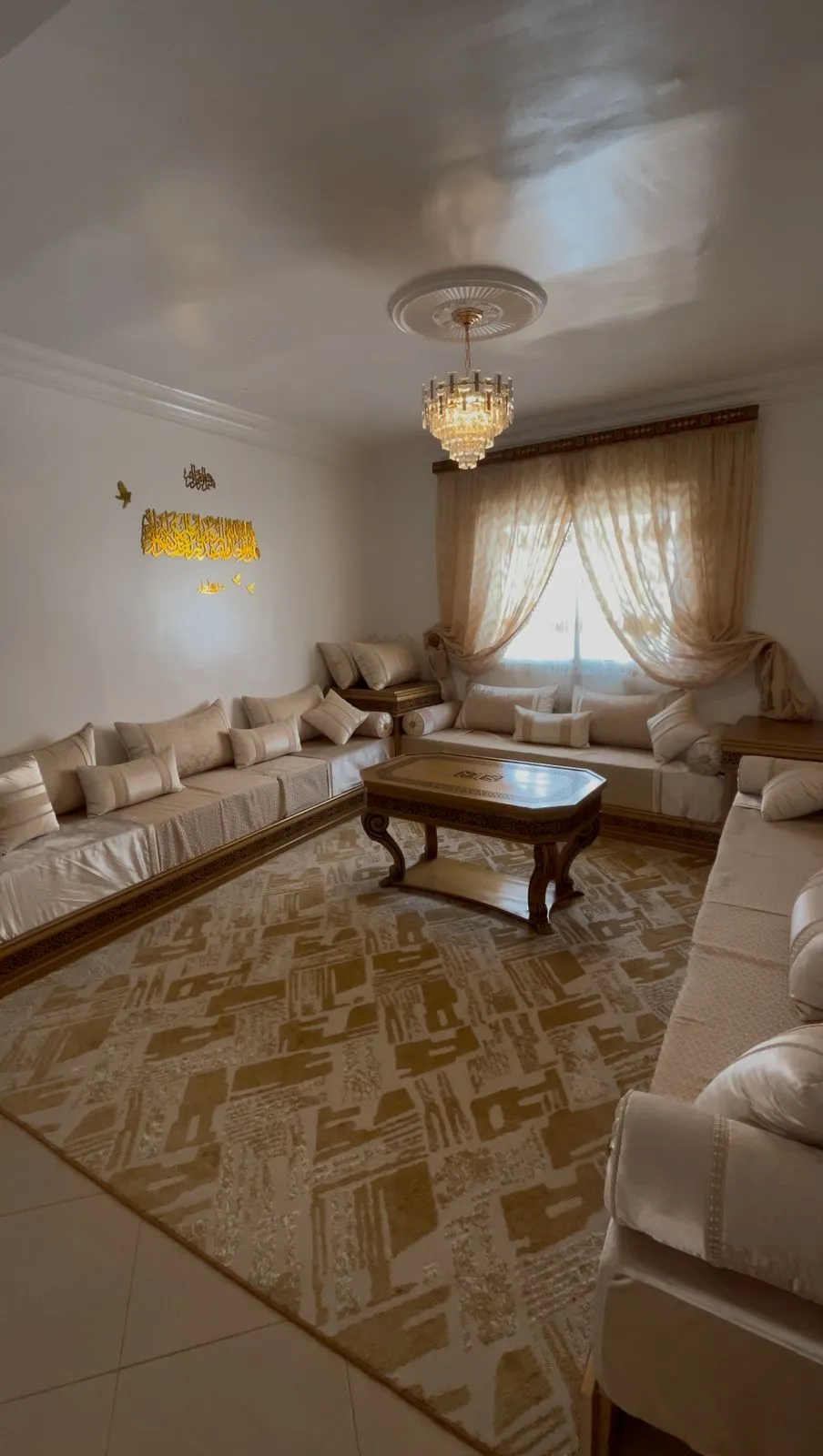 Appartement à louer à la journée à Fnideq avec 2 chambres et un salon au 3 étage