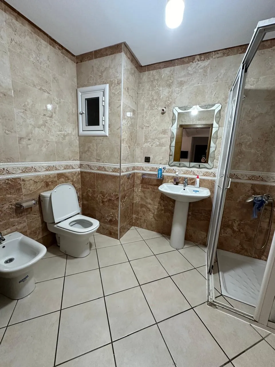 Appartement à louer au premier étage, avec 2 chambres et un salon.