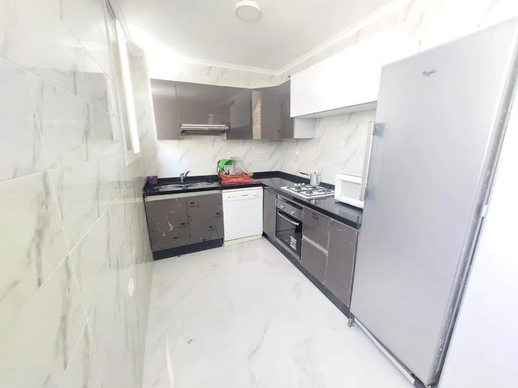 Appartement à Louer à M'diq  RDC, Résidence Calme, 2 Chambres, Wi-Fi & Parking