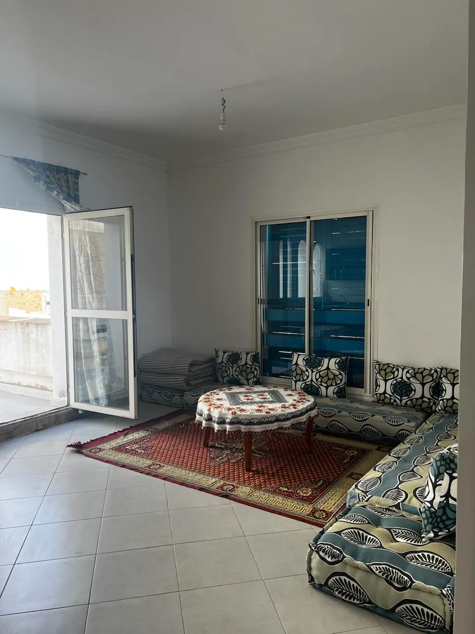 Appartement à vendre, titré, au troisième étage – une chambre et un salon.